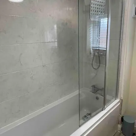 Unique 3 Bed In Patchway. * בריסטול